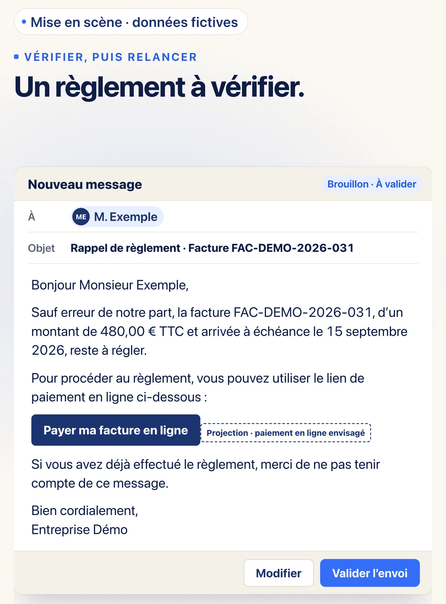 Écran illustratif Artiforce : brouillon d'email de rappel de règlement à un client fictif, avec destinataire, objet, paragraphes, signature et boutons Modifier et Valider l'envoi ; le bouton Payer ma facture en ligne est marqué Projection, paiement en ligne envisagé.